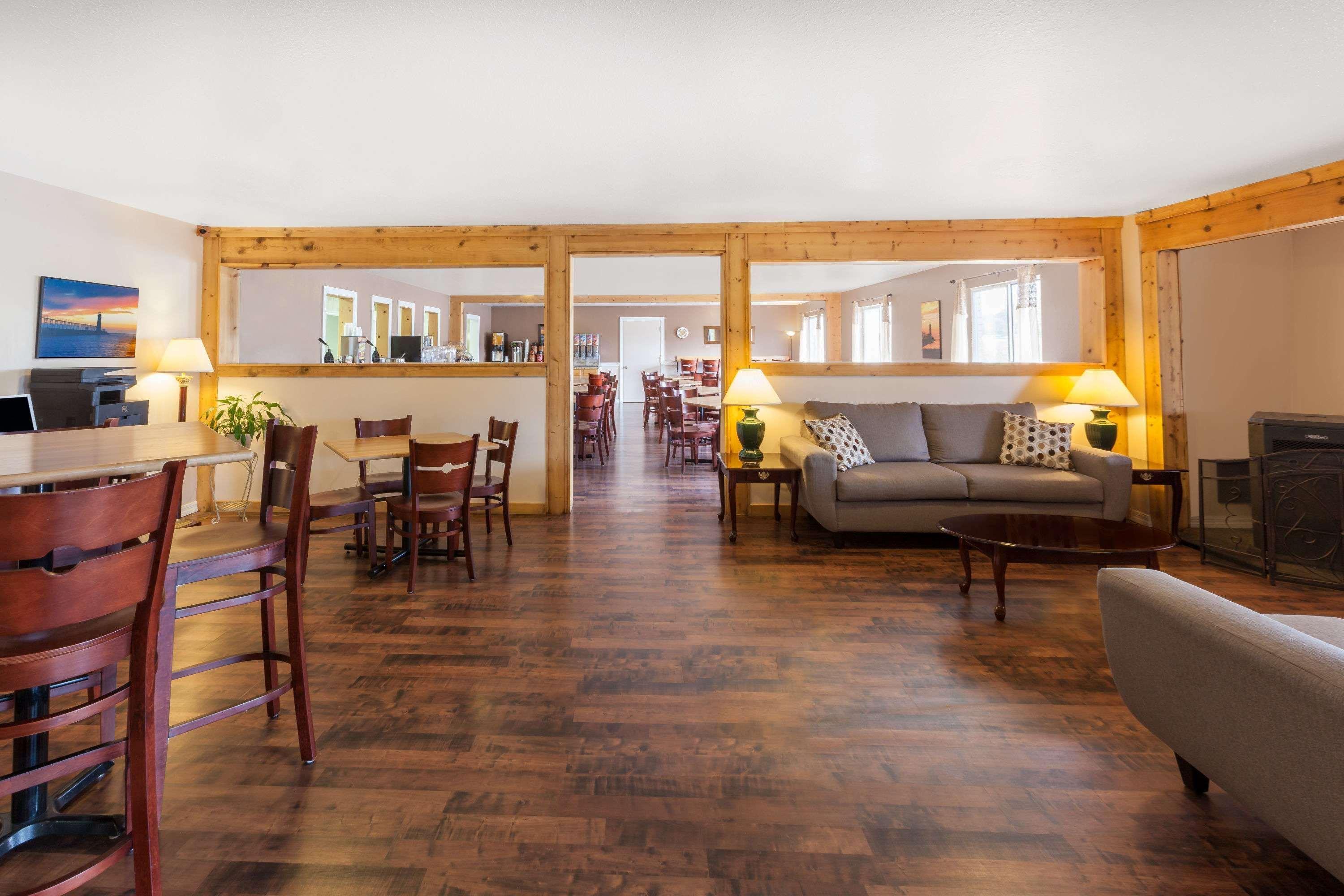 Baymont By Wyndham Manistee Hotell Eksteriør bilde