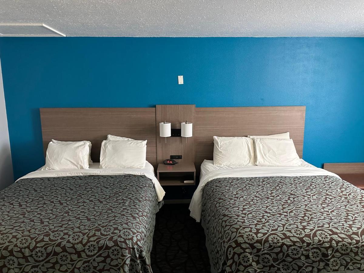 Baymont By Wyndham Manistee Hotell Eksteriør bilde