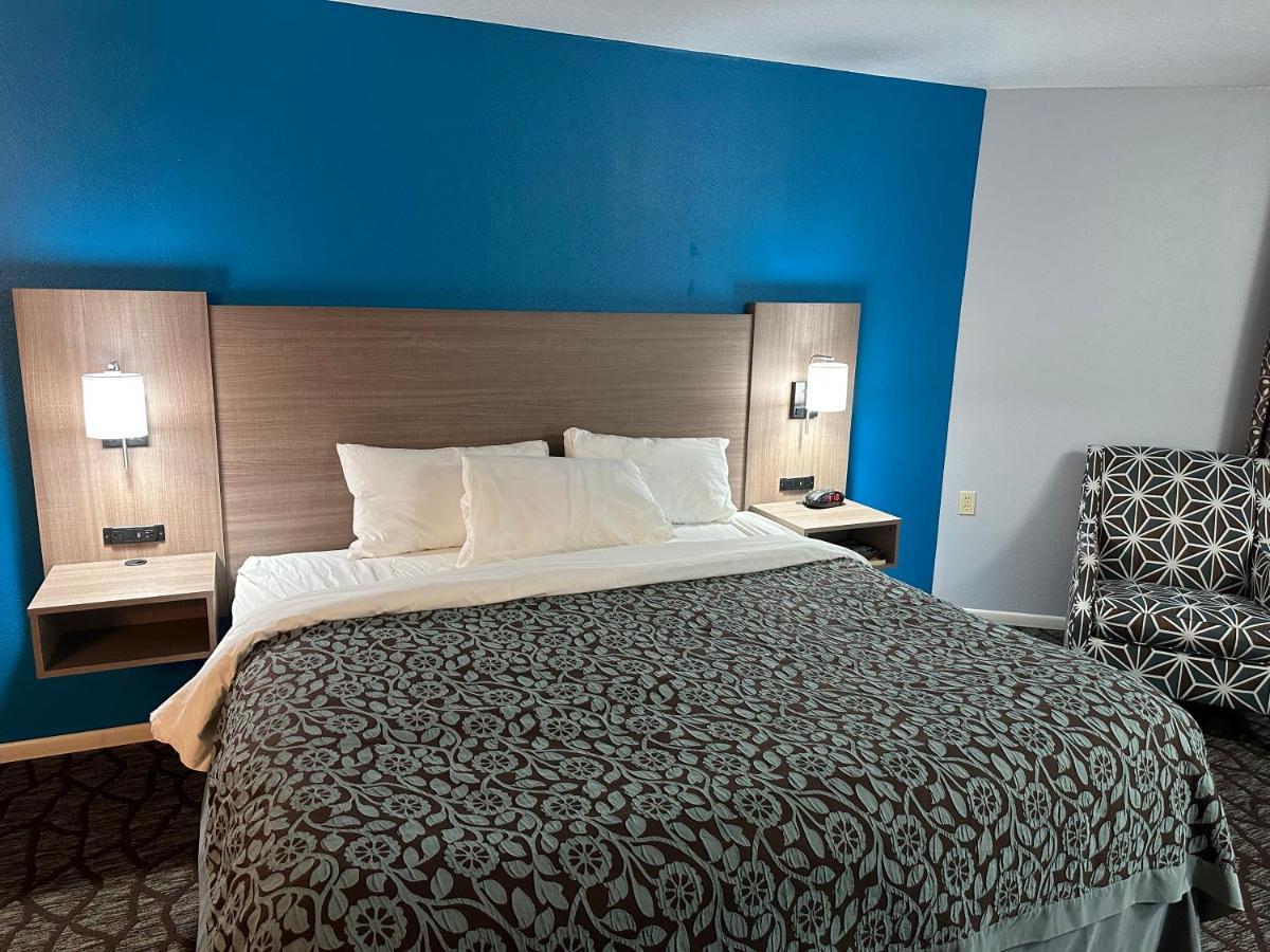 Baymont By Wyndham Manistee Hotell Eksteriør bilde
