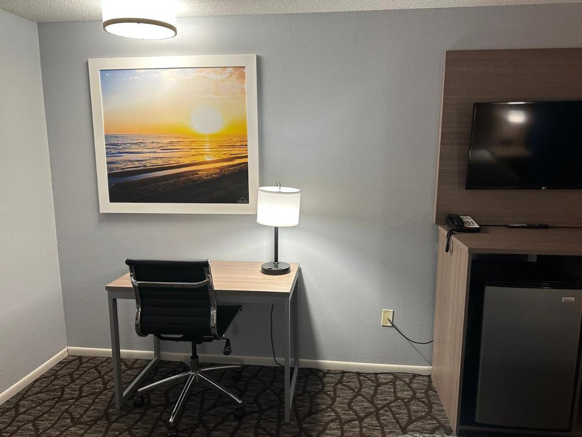 Baymont By Wyndham Manistee Hotell Eksteriør bilde