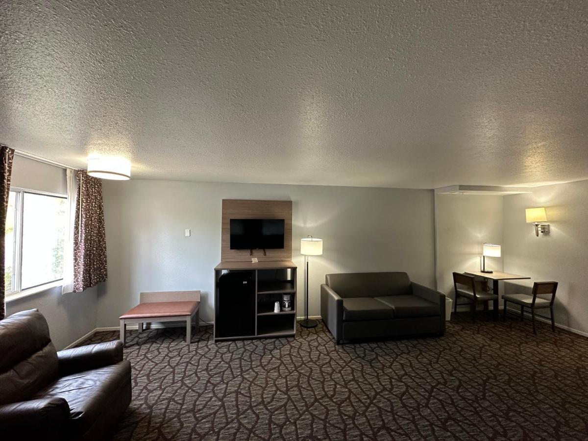 Baymont By Wyndham Manistee Hotell Eksteriør bilde